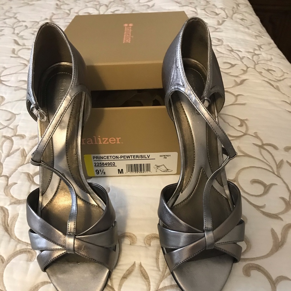 Naturalizer N5 Comfort T-Strap Heeled Sandal